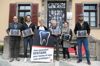 Les membres du Parti socialiste du Valais romand (PSVR) deposent l'initiative cantonale pour une assurance dentaire en Valais aupres de la Chancellerie du canton du Valais en mai 2017 à Sion